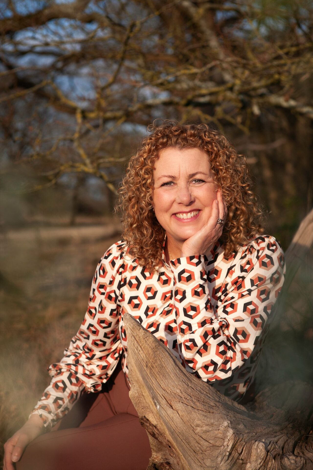 Bizzy Bee Christie Portret met hand onder hoofd