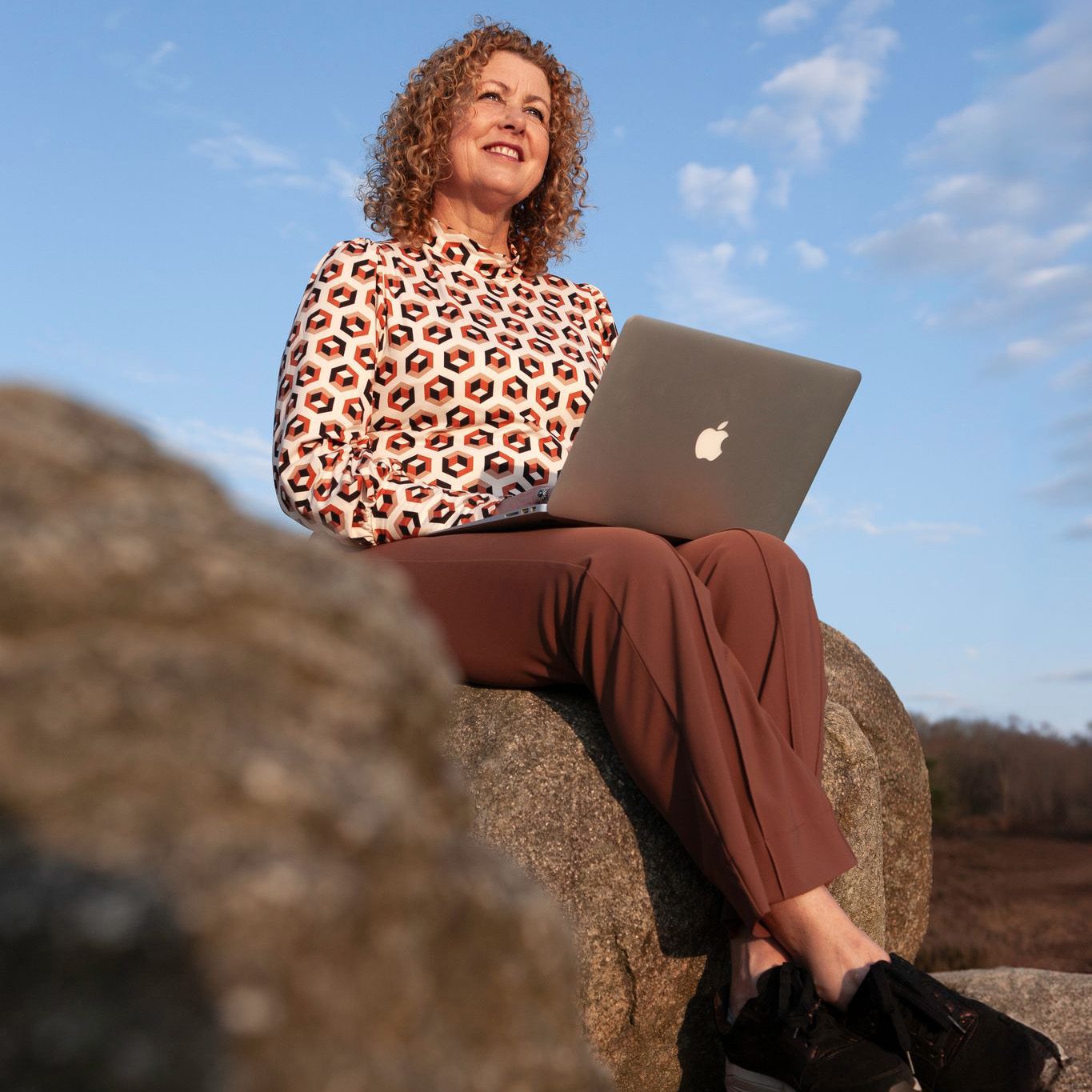 BizzyBee met laptop op hunnebed closeup